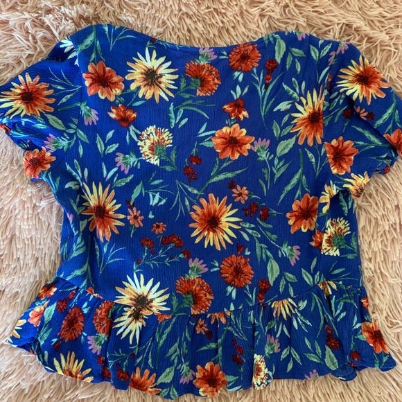 ⚡️Blue Floral Tie Top⚡️ - Picture 3 of 3